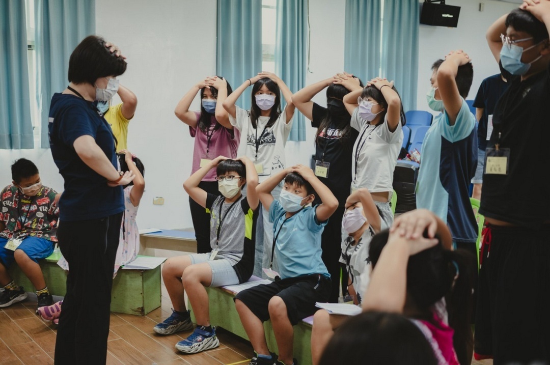 於澎湖鳥嶼國小，引導孩子探索身體樂器，活潑的教學氛圍，啟發他們對音樂的感知